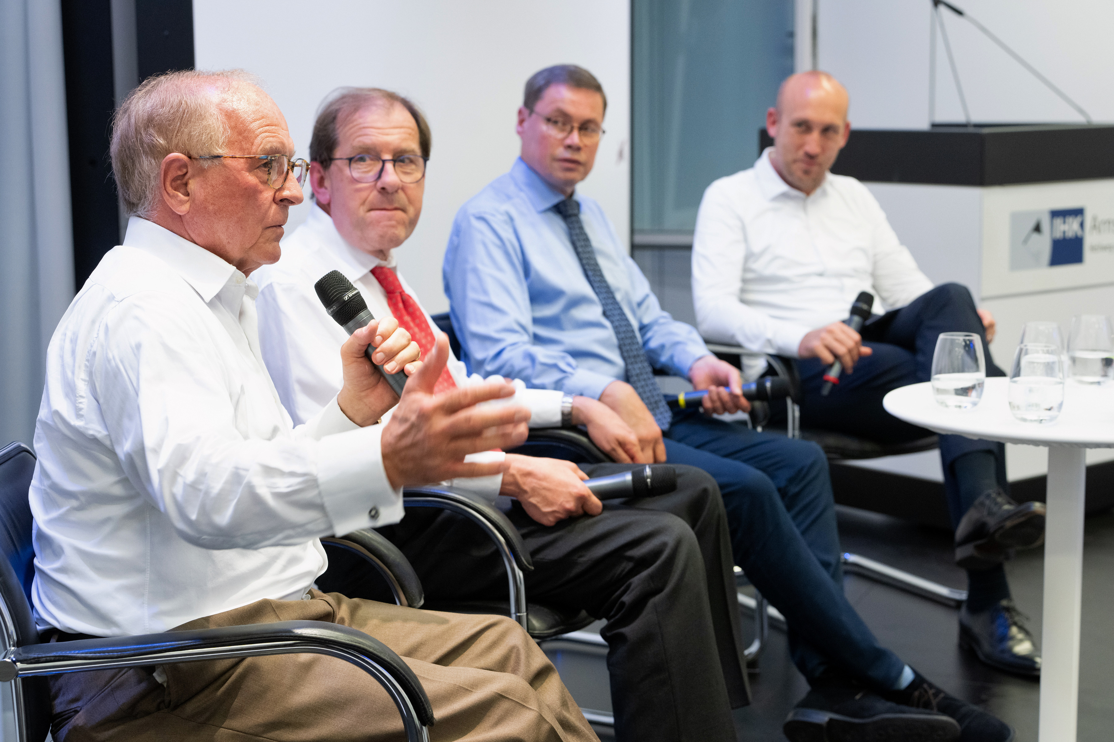 Wolfgang Detemple Jörg Nolte moderierte die Podiumsdiskussion mit Wolfgang Ischinger, Christian F. Kocherscheidt und Ralf Stoffels.